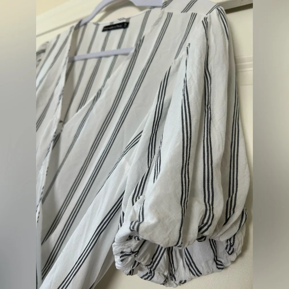 Abercrombie & Fitch White and Gray Puff Sleeve Wrap Blouse